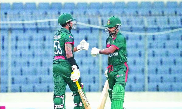 অস্ট্রেলিয়ার বিপক্ষে দেশের মাটিতে ওয়ানডে সিরিজ জয়ের ম্যাচে বাংলাদেশের ব্যাটার নাজমুল হোসেন শান্ত ও সৌম্য সরকার একটি বিশেষ মুহূর্তে : পিআইডি