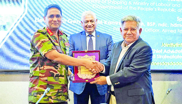 নৌপরিবহন উপদেষ্টা এম সাখাওয়াত হোসেনকে ক্রেস্ট দিচ্ছেন লে. জেনারেল এস এম কামরুল হাসান : আইএসপিআর