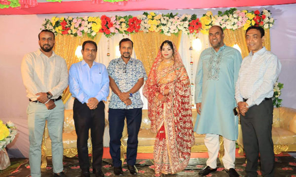 বিয়ের অনুষ্ঠানে স্বপ্না ও তার বরের সাথে সিলেটের গণ্যমান্য ব্যক্তিরা : নয়া দিগন্ত