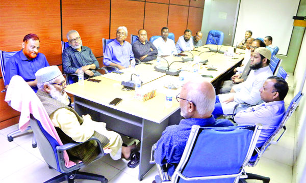 দৈনিক নয়া দিগন্ত পরিদর্শনে আসার পর সিনিয়র সাংবাদিক ও কর্মকর্তাদের সাথে মতবিনিময় করেন ধর্ম উপদেষ্টা ড. আ. ফ. ম খালিদ হোসেন