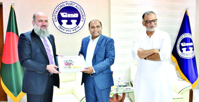 পাকিস্তানের বাণিজ্যমন্ত্রী জাম কামাল খান চট্টগ্রাম বন্দর কর্তৃপক্ষের চেয়ারম্যান এস এম মনিরুজ্জামানের সাথে দেখা করেন। এ সময় বাণিজ্যমন্ত্রী শেখ বশির উদ্দীন উপস্থিত ছিলেন : নয়া দিগন্ত