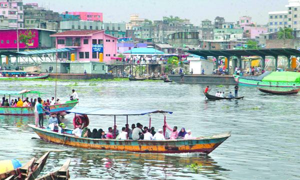 বুড়িগঙ্গার পাড় দখল করে নির্মাণ করা হয়েছে স্থাপনা। বাবুবাজার এলাকার দৃশ্য : আবদুল্লাহ আল বাপ্পী