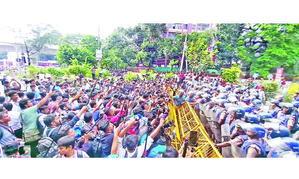 শিক্ষা ভবনের সামনে পুলিশের ব্যারিকেডের মুখে পড়েন আন্দোলনরত শিক্ষার্থীরা : নয়া দিগন্ত