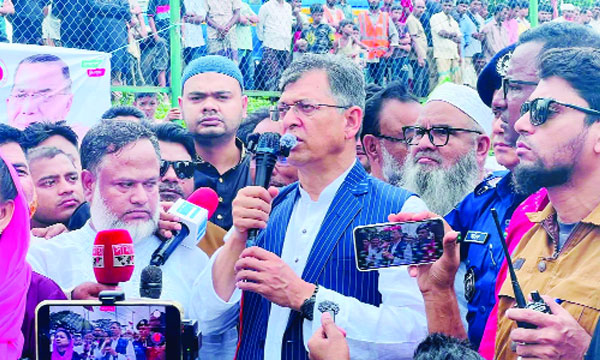 কক্সবাজারের চকরিয়ায় ত্রাণ বিতরণের সময় বক্তব্য রাখেন স্বরাষ্ট্রমন্ত্রী সালাহউদ্দিন আহমেদ : নয়া দিগন্ত