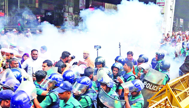 স্বতন্ত্র ইবতেদায়ি মাদরাসা শিক্ষকদের সচিবালয় অভিমুখে ভুখা মিছিল পুলিশ সাউন্ড গ্রেনেড ও রঙিন পানি নিক্ষেপ করে ছত্রভঙ্গ করে দেয়  : নয়া দিগন্ত