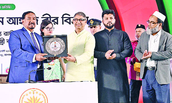 ভারপ্রাপ্ত রাষ্ট্রপতি হাফিজ উদ্দিন আহমদ বীর বিক্রমকে ‘জুলাই গণ-অভ্যুত্থান দিবস ২০২৬’ উপলক্ষ্যে সম্মাননা স্মারক দেয়া হয় : নয়া দিগন্ত