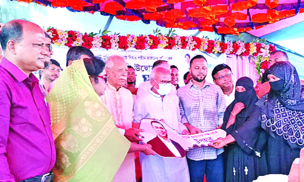 ফেনীতে শহীদ হারুনুর রশিদের পরিবারের কাছে উপহার তুলে দেন রুহুল কবির রিজভী : নয়া দিগন্ত