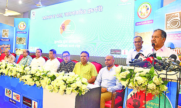 জাতীয় প্রেস ক্লাবে ফটোজার্নালিস্ট অ্যাসোসিয়েশন আয়োজিত আলোচনা সভা ছবি প্রদর্শনী ও উদ্বোধনী অনুষ্ঠানে বক্তব্য রাখেন তথ্য ও সম্প্রচার মন্ত্রী জহির উদ্দিন স্বপন : নয়া দিগন্ত