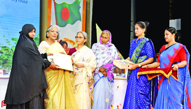 জুলাই আন্দোলনে নিহত শিশুদের পরিবারকে সম্মাননা ও অনুদান দেন উপদেষ্টা শারমীন এস মুরশিদ : নয়া দিগন্ত