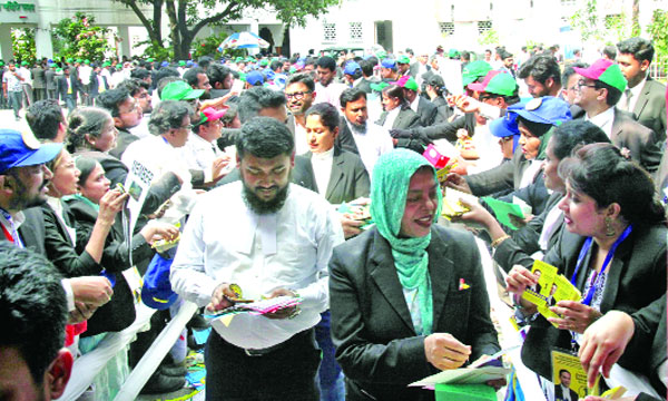 সুপ্রিমকোর্ট বার নির্বাচনের প্রথম দিনে আইনজীবীদের কাছে ভোট চাচ্ছেন প্রার্থী ও তাদের অনুসারীরা : নয়া দিগন্ত