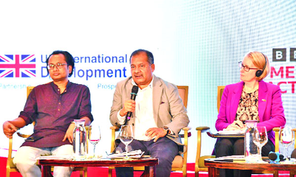 তথ্য ও সম্প্রচারমন্ত্রী জহির উদ্দিন স্বপন বিবিসি মিডিয়া অ্যাকশন আয়োজিত সেমিনারে প্রধান অতিথির বক্তৃতা করেন। এ সময় প্রধানমন্ত্রীর তথ্য ও সম্প্রচার উপদেষ্টা ডা: জাহেদ উর রহমান উপস্থিত ছিলেন : পিআইডি
