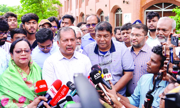 তথ্য ও সম্প্রচারমন্ত্রী জহির উদ্দিন স্বপন বরিশাল বিশ্ববিদ্যালয়ে বৃক্ষরোপণ অনুষ্ঠানে বক্তব্য রাখেন : নয়া দিগন্ত