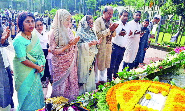 জাতীয় কবি নজরুল ইসলামের মাজারে ফুল দিয়ে শ্রদ্ধা ও দোয়া করেন পরিবারের সদস্যরা : নয়া দিগন্ত