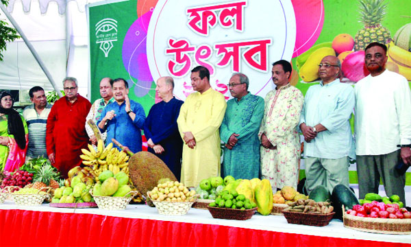 জাতীয় প্রেস ক্লাবে ফল উৎসব উদ্বোধন অনুষ্ঠানে বক্তব্য রাখেন তথ্যমন্ত্রী জহির উদ্দিন স্বপন : নয়া দিগন্ত