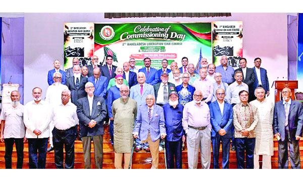 ভারপ্রাপ্ত রাষ্ট্রপতি হাফিজ উদ্দিন আহমদ বীরবিক্রম গতকাল কুর্মিটোলা গলফ ক্লাবে দ্বিতীয় বাংলাদেশ লিবারেশন ওয়ার কোর্সের কমিশনিং ডে ও ফেলোশিপ ডে উদযাপন উপলক্ষে আয়োজিত অনুষ্ঠানে ফটোসেশনে অংশ নেন : পিআইডি
