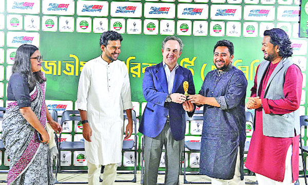 এনসিপির কার্যালয়ে পরিদর্শনে আসা স্পেনের রাষ্ট্রদূতকে দলীয় প্রতীকের নমুনা প্রদান করেন নেতারা  : নয়া দিগন্ত