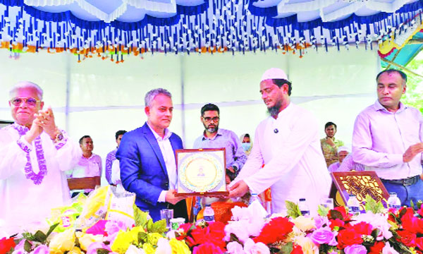 পটুয়াখালী সড়ক ও জনপথ বিভাগের সভায় সড়ক ও সেতুমন্ত্রী শেখ রবিউল আলমকে ক্রেস্ট প্রদান করেন শফিকুল ইসলাম মাসুদ এমপি:  নয়া দিগন্ত