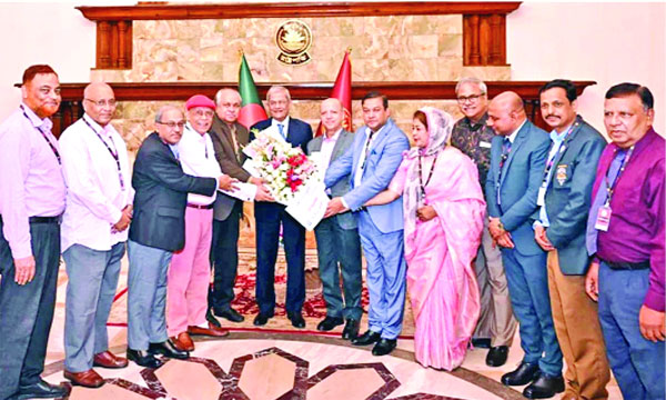 রাষ্ট্রপতি মির্জা ফখরুল ইসলাম আলমগীরকে ফুল দিয়ে শুভেচ্ছা জানান জাতীয় প্রেস ক্লাবের ব্যবস্থাপনা কমিটির সদস্যরা : নয়া দিগন্ত