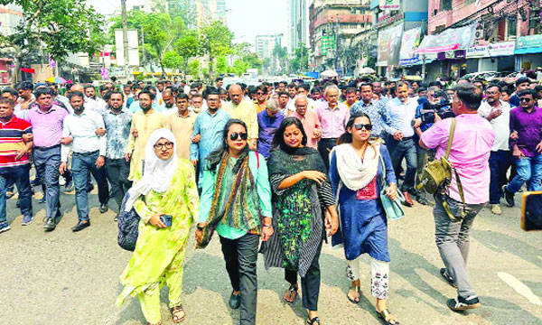 রাজধানীর নয়া পল্টনে রুহুল কবির রিজভীর নেতৃত্বে বিক্ষোভ মিছিল করে বিএনপি : নয়া দিগন্ত