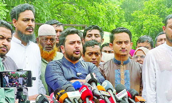রায়ের বাজারে জুলাই গণ-অভ্যুত্থানের শহীদদের গণকবর জিয়ারত শেষে সাংবাদিকদের সাথে কথা বলেন এনসিপির আহ্বায়ক নাহিদ ইসলাম : নয়া দিগন্ত