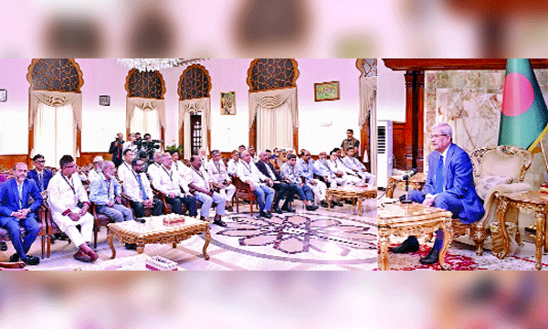 রাষ্ট্রপতি মির্জা ফখরুল ইসলাম আলমগীরের সাথে বঙ্গভবনে জেলা পরিষদের প্রশাসকবৃন্দ সাক্ষাৎ করেন :  পিআইডি