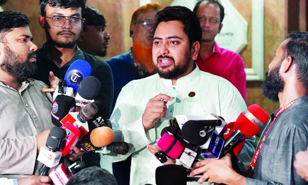 এসএসএমই দিবস উপলক্ষে আয়োজিত অনুষ্ঠান শেষে সাংবাদিকদের সাথে কথা বলেন নাহিদ ইসলাম : নয়া দিগন্ত