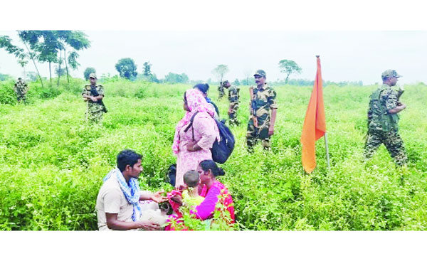 লালমনিরহাট সীমান্তে বিএসএফ কর্তৃক পুশইনের চেষ্টাকালে শূন্যরেখায় আটকে পড়া ব্যক্তিরা : নয়া দিগন্ত