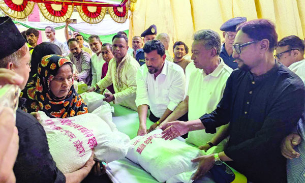 চট্টগ্রামের লোহাগাড়ায় বন্যার্তদের মাঝে ত্রাণ বিতরণ করেন অর্থমন্ত্রী আমীর খসরু মাহমুদ চৌধুরী : নয়া দিগন্ত