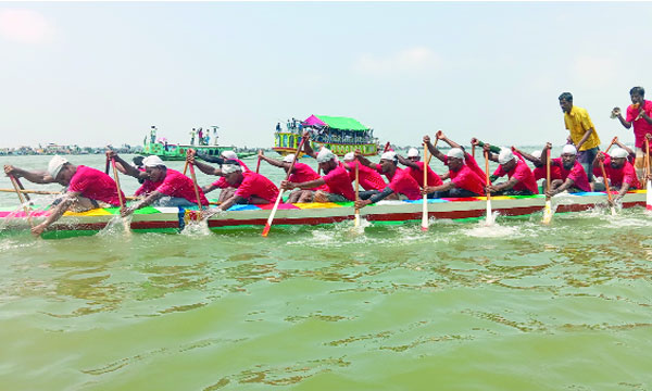 ইটনায় নৌকাবাইচ দেখতে লাখো মানুষ