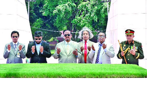 ভারপ্রাপ্ত রাষ্ট্রপতি হাফিজ উদ্দিন আহমদ জিয়া উদ্যানে শহীদ রাষ্ট্রপতি জিয়াউর রহমান ও সাবেক প্রধানমন্ত্রী বেগম খালেদা জিয়ার সমাধিতে মুনাজাত করেন : পিআইডি