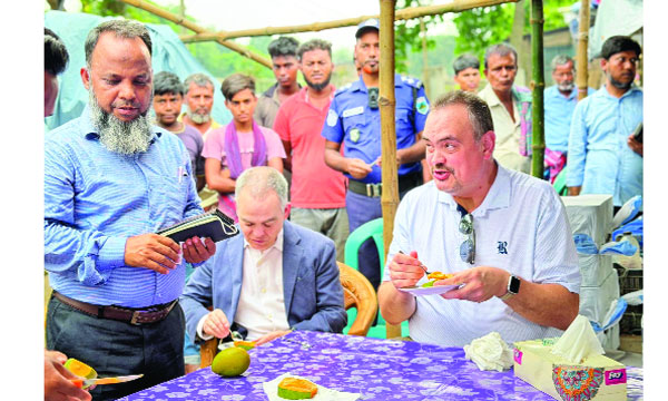 রাজশাহীর বানেশ্বরহাটে আমের স্বাদ নিচ্ছেন মার্কিন রাষ্ট্রদুত ব্রেন্ট টি ক্রিস্টেনসেন : নয়া দিগন্ত