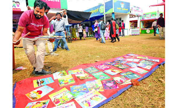 বৃষ্টিতে বিপর্যস্ত বইমেলা প্রাঙ্গণ  : নয়া দিগন্ত