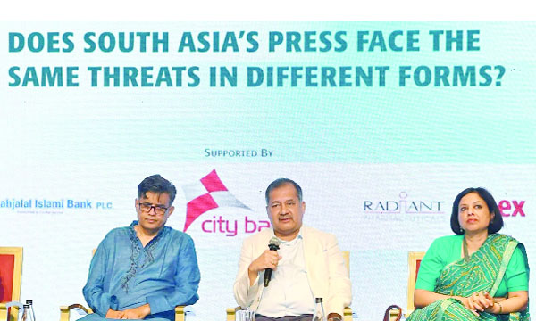 তথ্য ও সম্প্রচার মন্ত্রী জহির উদ্দিন স্বপন রাজধানীর একটি হোটেলে আয়োজিত অনুষ্ঠানে বক্তব্য রাখেন  : পিআইডি