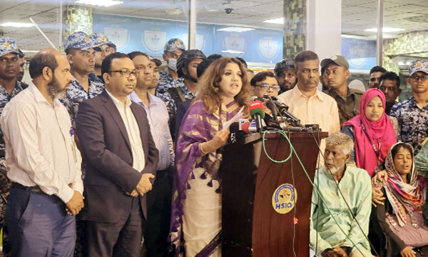 লেবাননে মিসাইল হামলায় নিহত দিপালী আক্তারের লাশ গ্রহণের সময় সাংবাদিকদের সাথে পররাষ্ট্র প্রতিমন্ত্রী  শামা ওবায়েদ : নয়া দিগন্ত