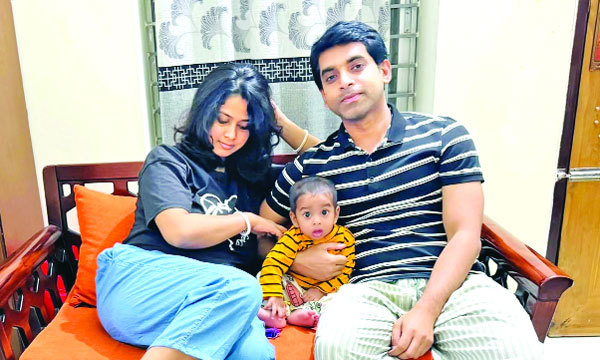 স্ত্রী-সন্তানের সাথে কাস্টমস কর্মকর্তার এই ছবি এখন শুধুই স্মৃতি   : নয়া দিগন্ত