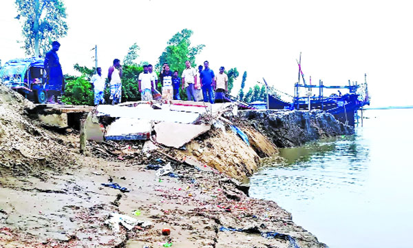 চকরিয়ায় বন্যার পানির তোড়ে ভেঙে গেছে বেড়িবাঁধ : নয়া দিগন্ত