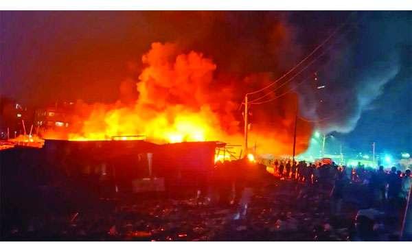 ভয়াবহ আগুনে পুড়ছে রাজধানীর কালশী বস্তি : নয়া দিগন্ত