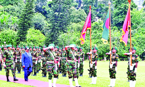ভারপ্রাপ্ত রাষ্ট্রপতি হাফিজ উদ্দিন আহমদ গতকাল বঙ্গভবনে পৌঁছালে প্রেসিডেন্ট গার্ড রেজিমেন্টের একটি দল তাঁকে গার্ড অব অনার প্রদান করে : পিআইডি