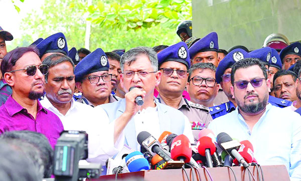 স্বরাষ্ট্রমন্ত্রী সালাহউদ্দিন আহমদ সীতাকুণ্ডের জঙ্গল সলিমপুর এলাকা পরিদর্শন শেষে সাংবাদিকদের ব্রিফ করেন : পিআইডি