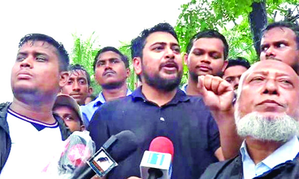 চট্টগ্রামের আনোয়ারার উপকূলীয় এলাকায় ত্রাণ বিতরণের পর বক্তব্য রাখেন নাহিদ ইসলাম  : নয়া দিগন্ত