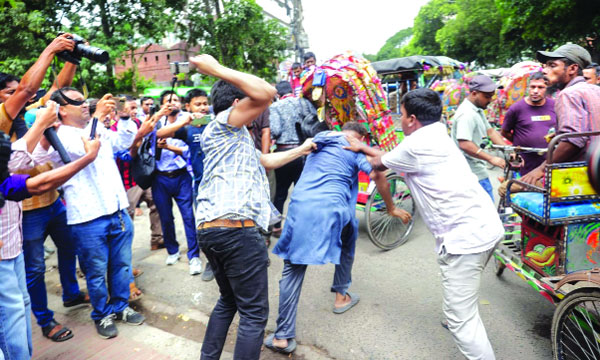 ধানমন্ডি ৩২ নম্বরে গতকাল কার্যক্রম নিষিদ্ধ আওয়ামী লীগের কিছু নেতাকর্মী ফুল দিতে গেলে সাধারণ জনতার আক্রমণের শিকার হয় : নয়া দিগন্ত