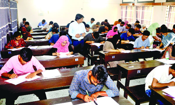 গুচ্ছভূক্ত ‘সি’ ইউনিটের ভর্তি পরীক্ষা গতকাল সারা দেশে অনুষ্ঠিত হয়। গোবিপ্রবি কেন্দ্রের ছবি : নয়া দিগন্ত