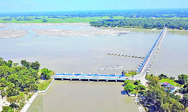পানি বিপদসীমা অতিক্রম করায় খুলে দেয়া হয়েছে তিস্তা ব্যারাজের সব জলকপাট : নয়া দিগন্ত॥