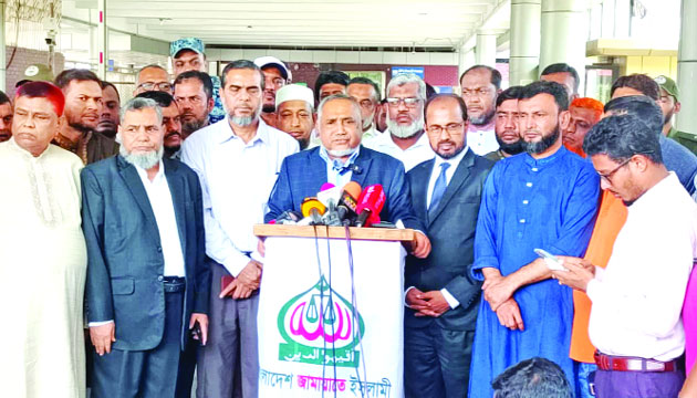 নিউ ইয়র্ক থেকে ঢাকায় ফেরার পর বিমানবন্দরে সাংবাদিকদের সাথে কথা বলছেন ডা: সৈয়দ আব্দুল্লাহ মোহাম্মদ তাহের : নয়া দিগন্ত