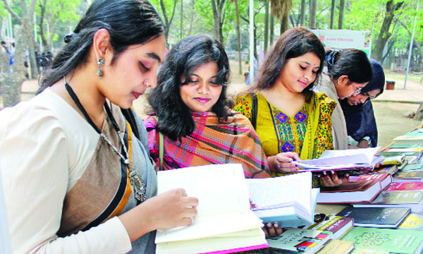 একুশে বইমেলার স্টলে নারী দর্শনার্থী ক্রেতা : নয়া দিগন্ত