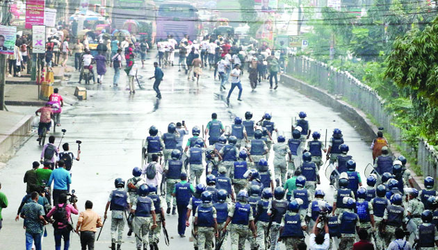 সংসদ ভবনের সামনে জুলাইযোদ্ধাদের ওপর পুলিশের অ্যাকশন : নয়া দিগন্ত