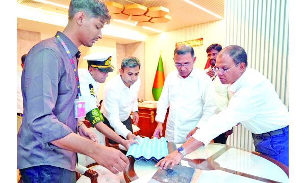 সচিবালয়ে সাজ্জাদুল ইসলামের তৈরি পরিবেশবান্ধব পণ্য দেখছেন প্রধানমন্ত্রী তারেক রহমান : নয়া দিগন্ত