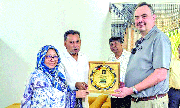 মার্কিন রাষ্ট্রদূত ব্রেন্ট টি. ক্রিস্টেনসেন তিস্তা ব্যারাজ পরিদর্শনকালে তাকে ক্রেস্ট প্রদান করা হয় : নয়া দিগন্ত