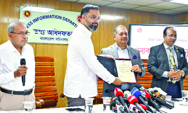 তথ্য ও সম্প্রচার মন্ত্রী জহির উদ্দিন স্বপনকে সচিবালয়ে যুব ও ক্রীড়া মন্ত্রণালয়ের পক্ষ থেকে ধন্যবাদপত্র দেয়া  হয় : পিআইডি