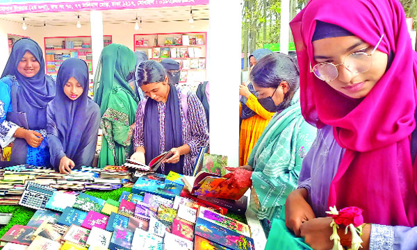অমর একুশে বইমেলায় পছন্দের বই দেখছেন ক্রেতারা  : নয়া দিগন্ত